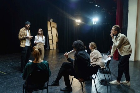 CURSO CONTÍNUO DE TEATRO PARA DESINIBIÇÃO, EXPRESSIVIDADE E SOCIABILIZAÇÃO.